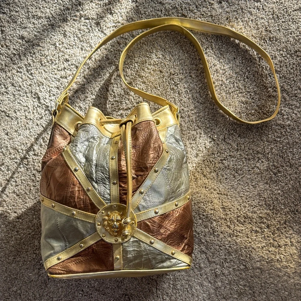 Château Vintage Leather Bucket Bag Lion Medallion